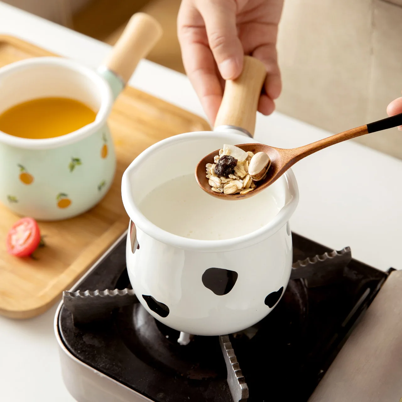 500ml Mini Emaljas Kafijas Piena Pods Ar Koka Rokturi Kastrolis Virtuves Bērnu BreakfastGas Plīts Indukcijas Auzu Cooking Attēls 1